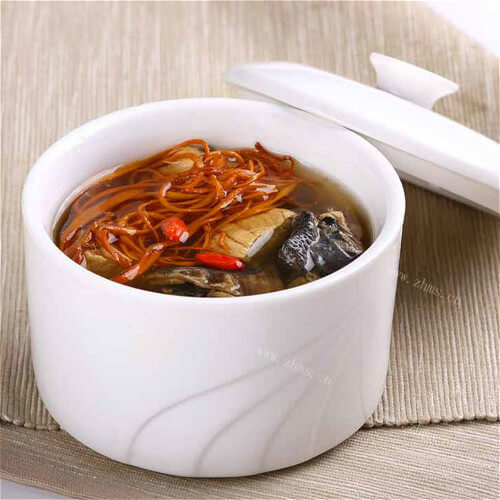 滋补乌鸡炖虫草花