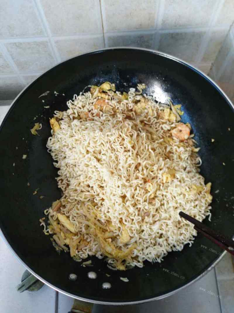 美味的闽南排挡炒面做法图解8)