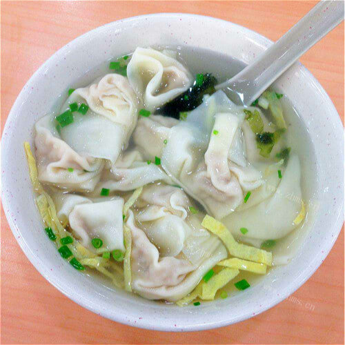 美味的自制芦笋粉小馄饨皮