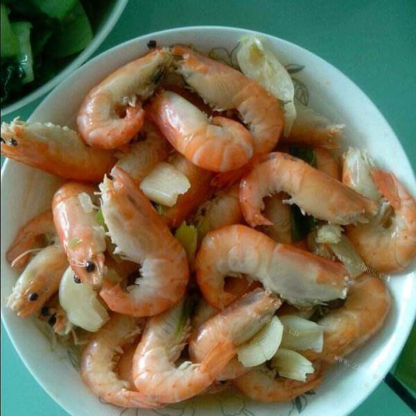 美味的蒜蓉XO酱蒸大虾