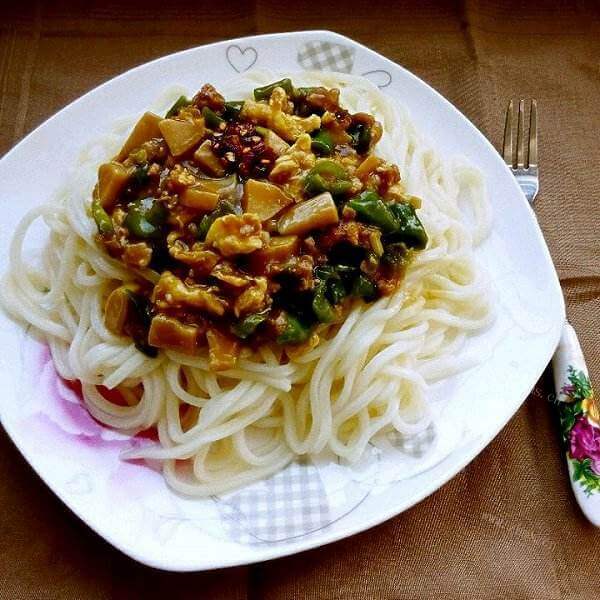 美味的土豆拌面肉酱