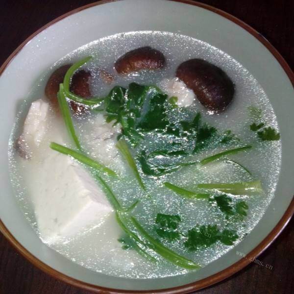 美味的香菜香菇豆腐汤