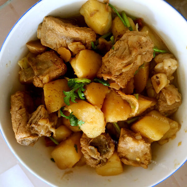 美味的家常红烧肉焖土豆