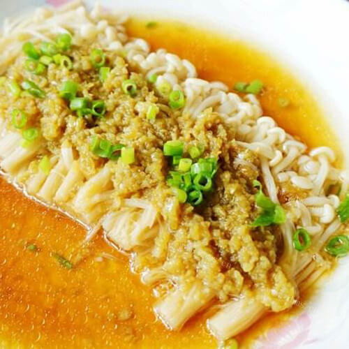 美味的蒜蓉蒸金针菇