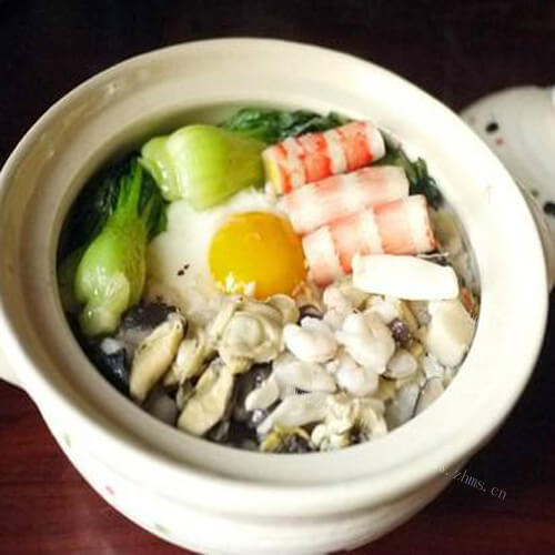 新鲜的海鲜土豆煲仔饭
