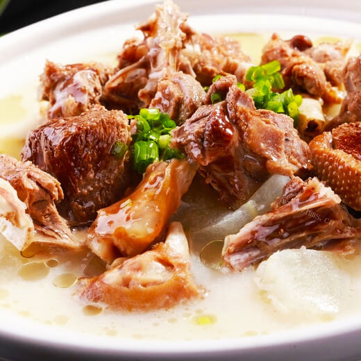 美味的东北铁锅炖大鹅