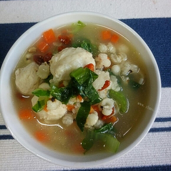 美味的薏米丸子蔬菜粥