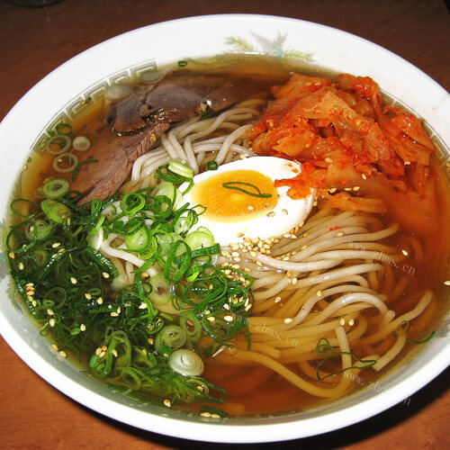 美味热汤冷面