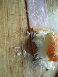 美味的鸡蛋泡菜培根饭团做法图解3)