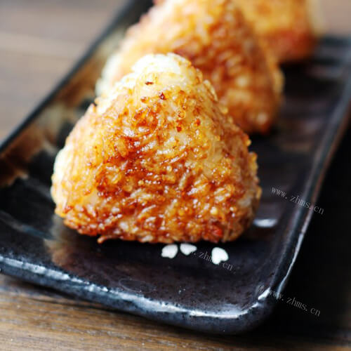 美味的酱油烤饭团