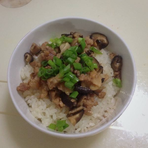 美味的香菇咸猪肉炊饭