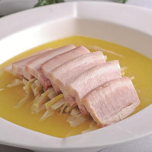 美味的咸肉炖方笋干