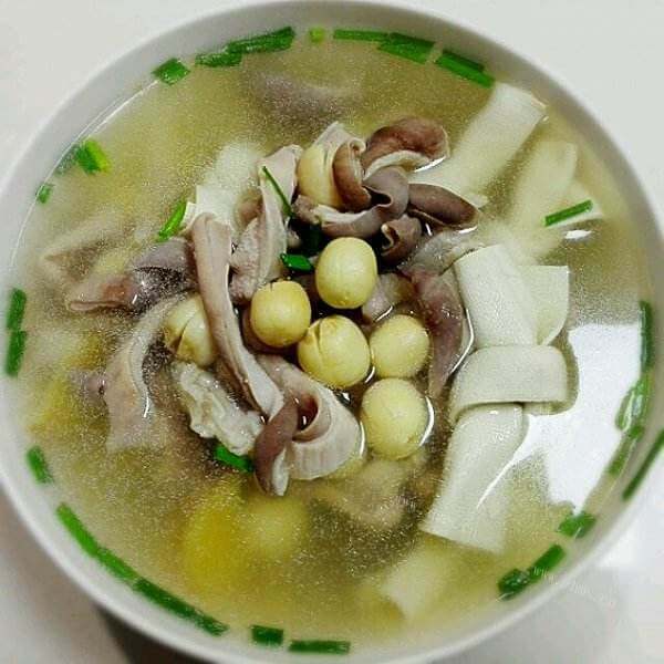 美味的槐花小肚汤