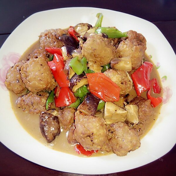美味可口的土豆烧肉圆