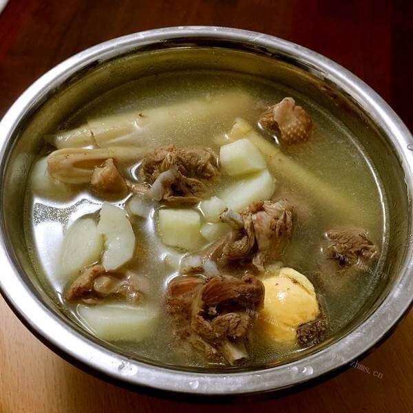 美味的甜玉米老鸭汤