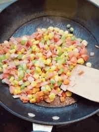 美味的香肠培根芝心披萨做法图解4)