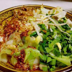 美味的自制油泼臊子面