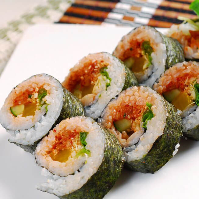 美味彩色泡菜鸡胸寿司
