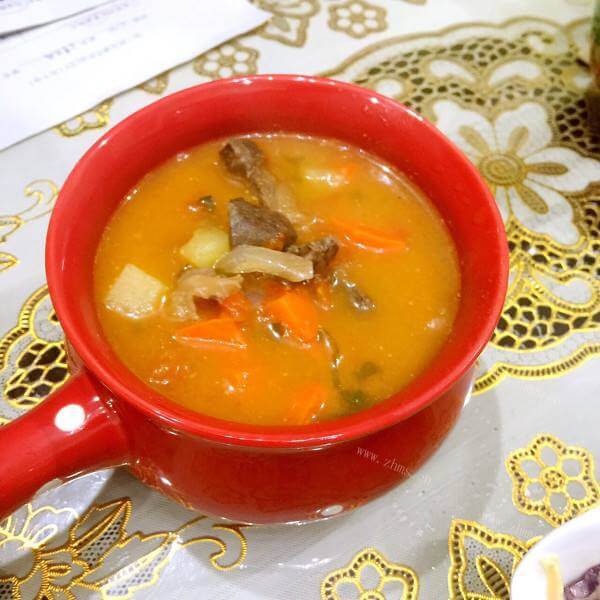 健康芜菁番茄牛肉汤