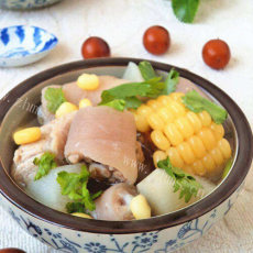 营养的猪尾萝卜玉米汤