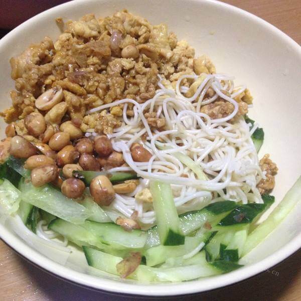 秘制的三丁酱拌面