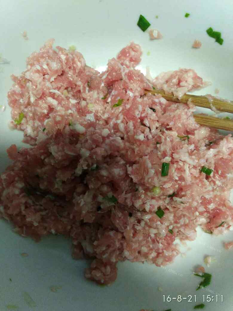 好吃的鸽子香菇肉丸汤做法图解1)