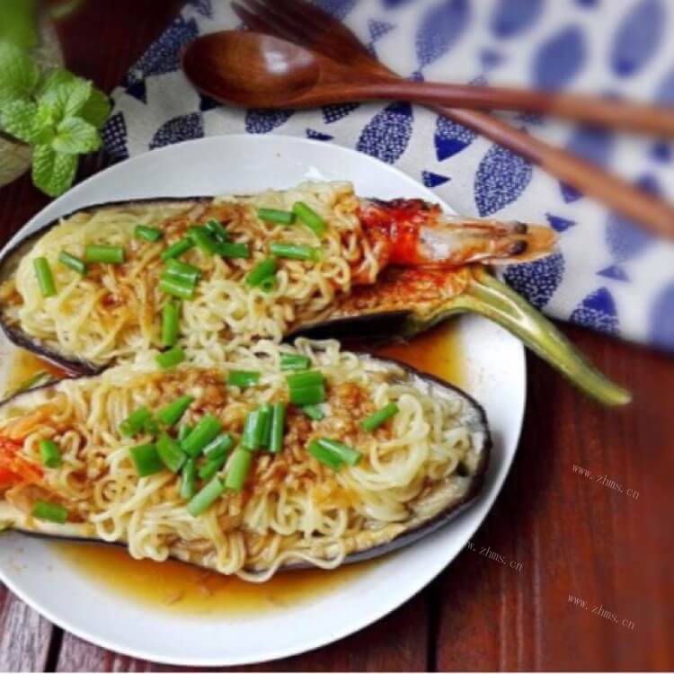 美味的蒜蓉茄虾蒸面