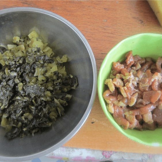诱人的酸菜肉丝面做法图解5)