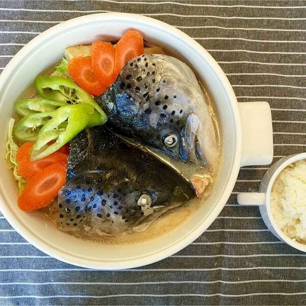 美味的盐烧三文鱼头