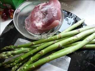 蚝油芦笋炒肉做法图解1)