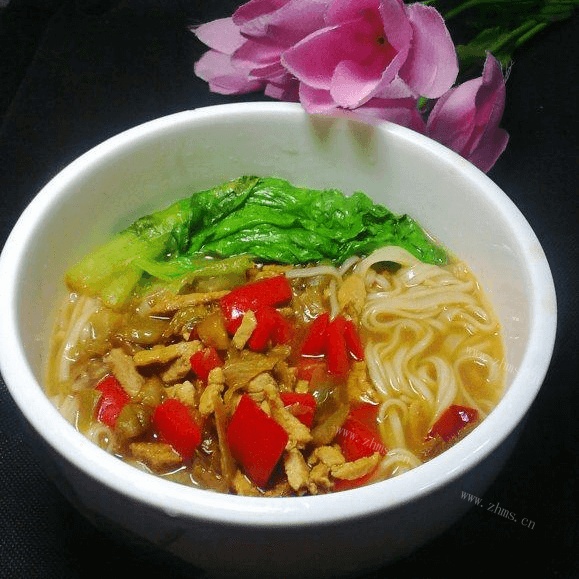 开胃的酸菜肉丝面