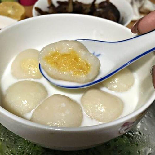热腾腾的奶黄馅汤圆
