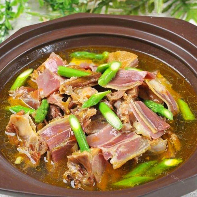 好吃的烤笋鸭肉火腿煲