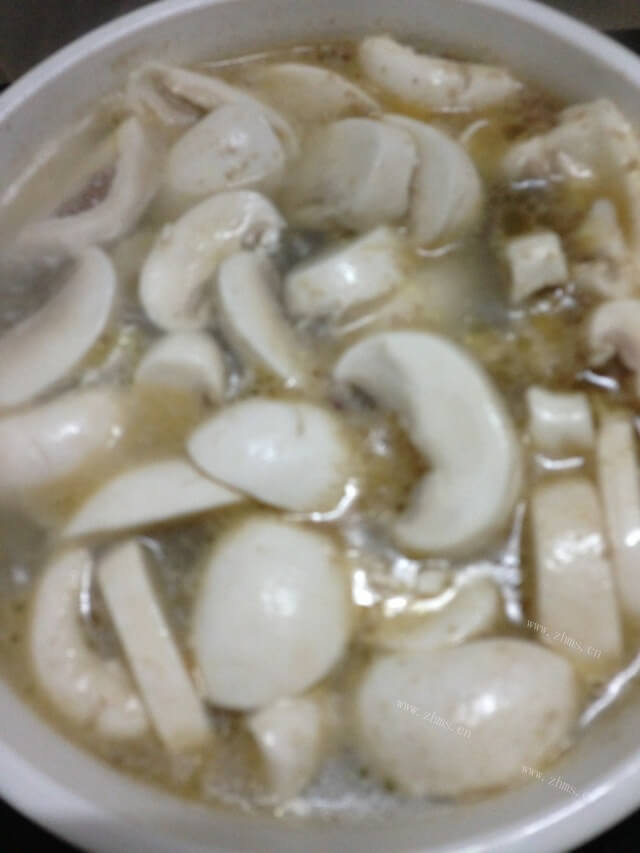 好吃的鸡肉菌菇汤做法图解2)