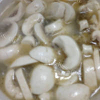 好吃的鸡肉菌菇汤的做法图解二