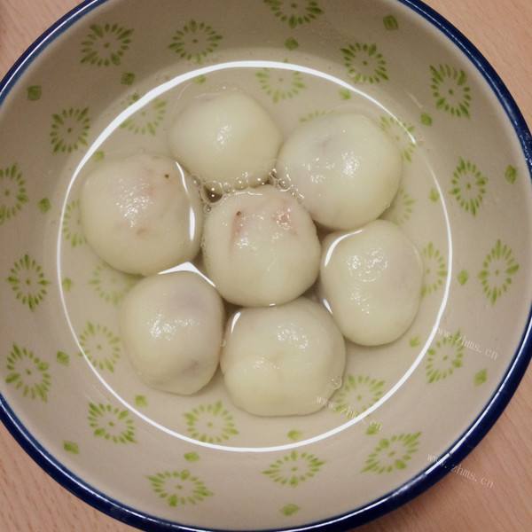 美味的芒果椰蓉巧克力汤圆