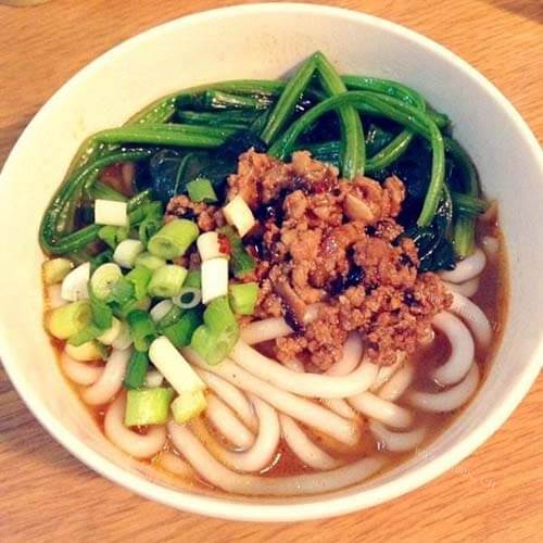 美味的肉酱米线