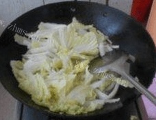 好吃的腐竹白菜炒木耳做法图解5)