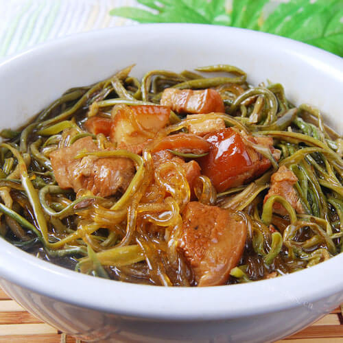 美味的肉末酸辣豆角粉条