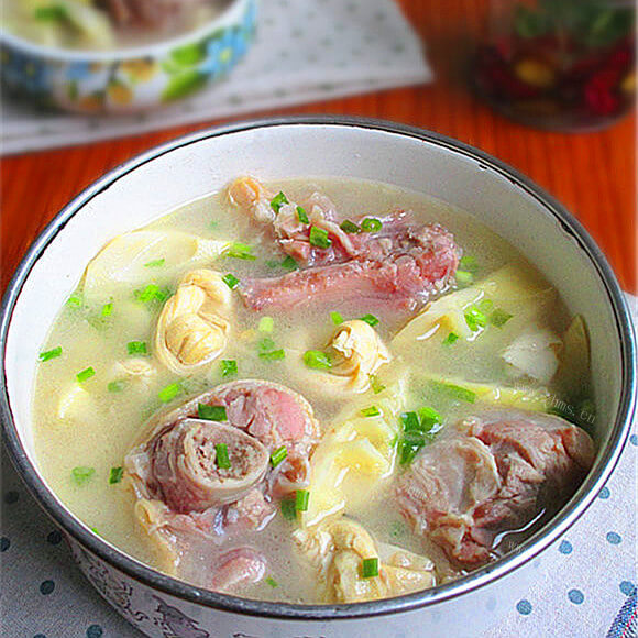 美味的咸猪蹄煲鲜笋