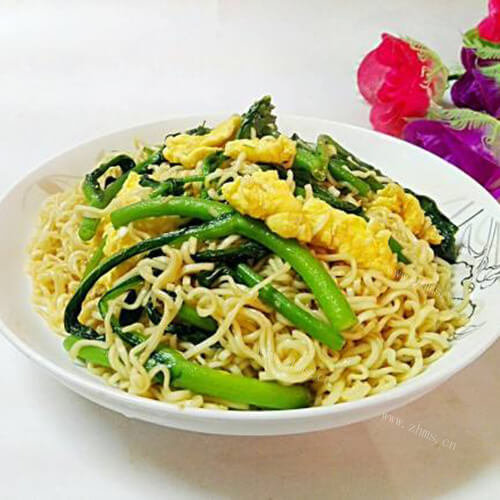 好吃的芥蓝鸡蛋炒面