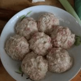 自制金针菇肉丸便当做法图解3)