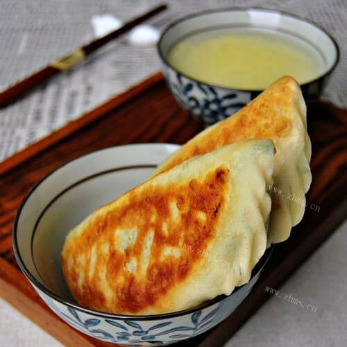 美味的鸡蛋白菜馅盒子
