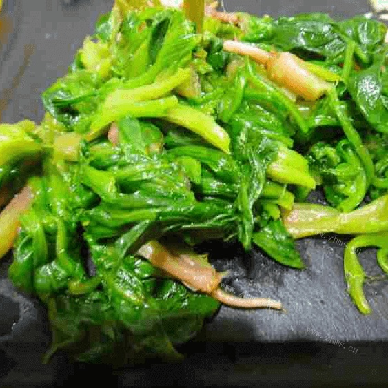 家常菜果仁菠菜做法图解5)