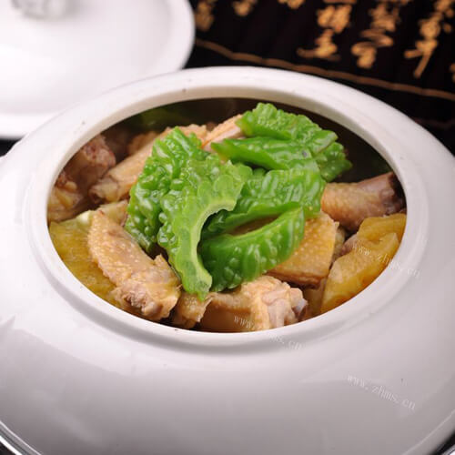 鲜美的苦瓜波萝排骨豆酱汤