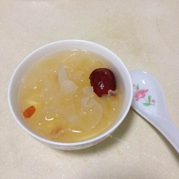 美容的莲子雪梨银耳糖水