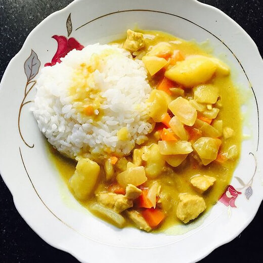 美味鸡肉微辣咖喱饭