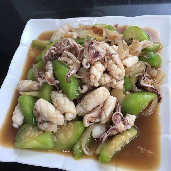 美味可口的丝瓜洋葱炒鲜鱿 