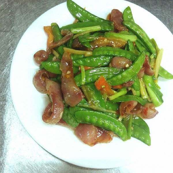美味的兰豆冬菇炒腊肉