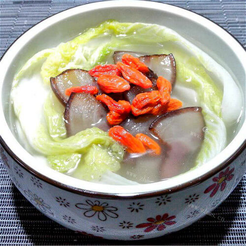 香喷喷的白菜腊肉干锅